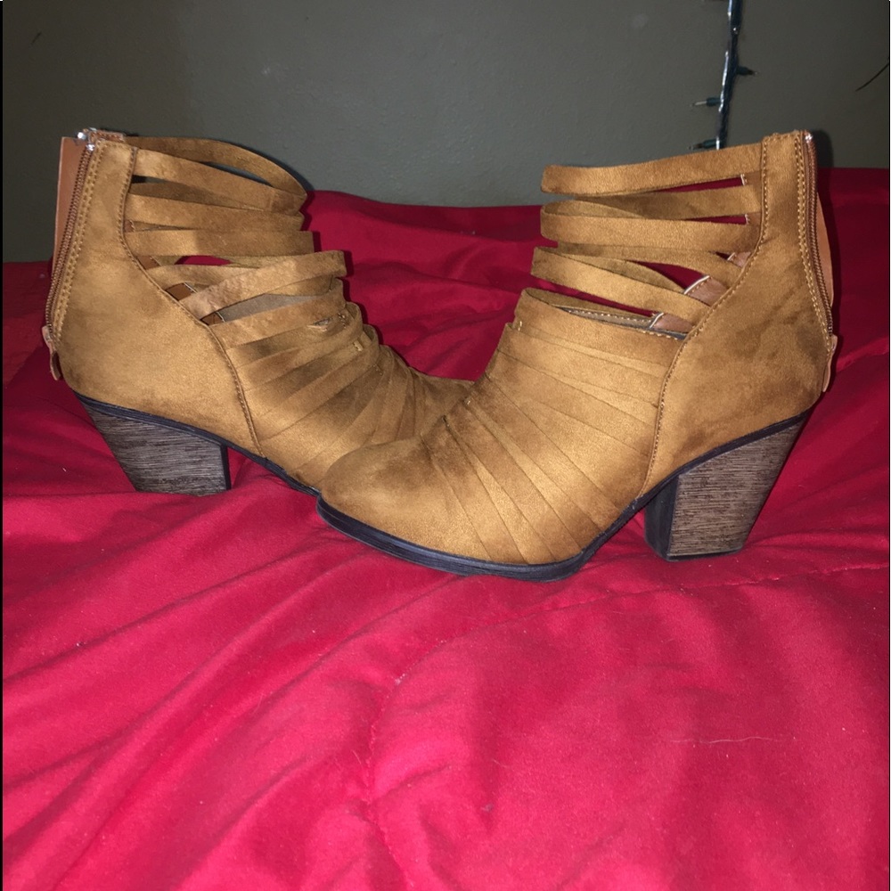 Short brown suede boots